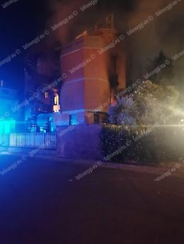 Nuovo incendio nel degrado dell'ex hotel De La Ville
