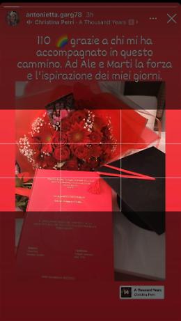 Mamma Antonietta laureata con 110 e la dedica ad Alessia e Martina