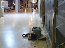Lanciano acqua fredda al clochard che dorme per terra in centro