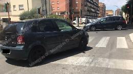 Il semaforo è fuori uso, scontro tra due auto all'incrocio