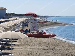 Padre e figlio rischiano di annegare, soccorsi dai bagnini