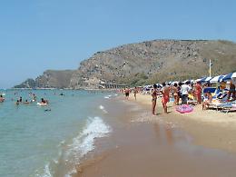 In spiaggia con Enu, uno dei tanti bagnini che lavorano per 3 euro