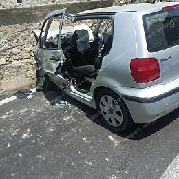 Accusa un malore al volante e si schianta contro il muro