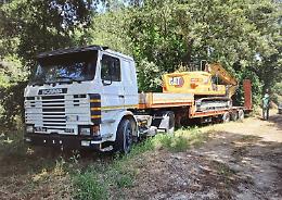 Escavatore e camion rubati nascosti nelle campagne ritrovati dalla Polizia Stradale