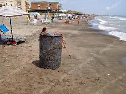 Spunta un fusto in spiaggia, la segnalazione dei bagnanti