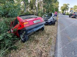 Scontro all'uscita dal distributore, due auto fuori strada