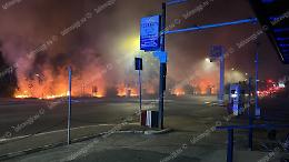 Vasto incendio nella notte all'ex Svar, task force dei Vigili del Fuoco