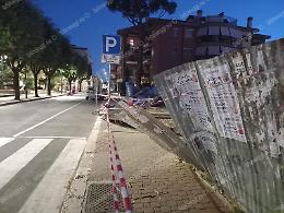 Crollano le lamiere in via delle Margherite