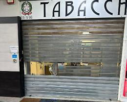Colpo notturno al tabacchi, i ladri svaligiano la rivendita in via Nerone
