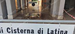 Il controsoffitto cede e scoppia,  l'ira dei residenti di via Falcone