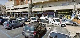 Va a fare la spesa e gli rubano la borsa nell'auto