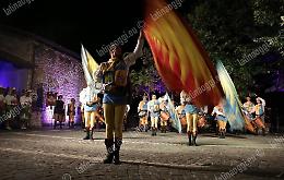Sbandieratori  in Spagna  col folklore  del territorio