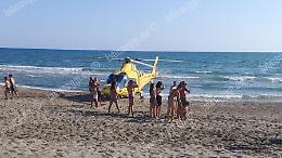 Dramma sul litorale: 60enne muore mentre tenta di salvare due ragazzine in difficoltà in acqua