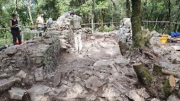 Trovano reperti archeologici e li consegnano agli operatori