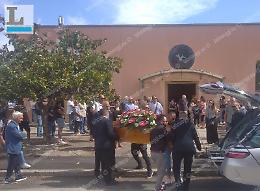 Latina, una folla commossa ai funerali di Franco Gatto,