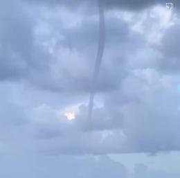 Maltempo, tromba marina al largo della costa di Sabaudia