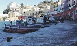 Botte tra noleggiatori sulla   banchina.   Una ragazza ferita durante la lite