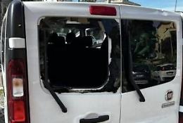 Rompono il vetro del furgone e rubano le valigie a dodici turisti