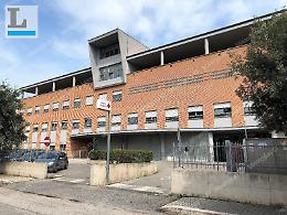 Gambizzata in strada nella notte, grave una donna