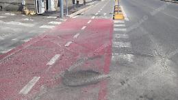 Enorme buca sulla ciclabile in via Toscanini, pista a rischio incidente