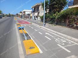 Abbatte il palo della pista ciclabile di via Toscanini