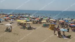 Accusa un malore mentre fa il bagno al mare, muore un 55enne