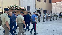 Picchetto d'onore e una folla commossa per l'ultimo saluto a Valeria