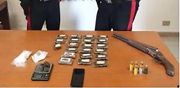 Nascondeva in casa hashish, cocaina e un fucile