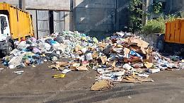 &laquo;Lavorano tra cumuli di rifiuti&raquo;