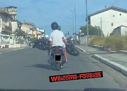 In due sullo scooter per portare un altro scooter