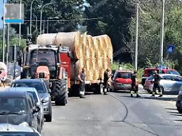 Il carro di un trattore si sgancia e finisce contro il camion dei Vigili del Fuoco