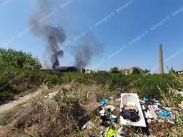 Nuovo incendio nell'ex Svar, Vigili del Fuoco al lavoro