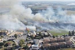 Un incendio a Borgo Bainsizza ha sfiorato le abitazioni