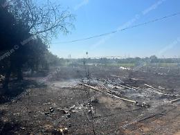 Vasto incendio distrugge ettari di terreno e serre in plastica