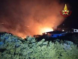 Incendi, un fine settimana di passione per i vigili del fuoco