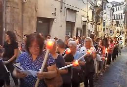 Candele in processione nessun passo indietro
