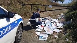 Libri scolastici abbandonati in un terreno. Lo sdegno dell'assessore Santilli