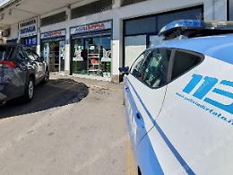 Esercente chiamato dai testimoni arriva e assiste alla fuga dei banditi