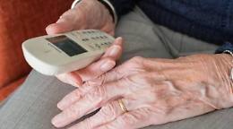 Si spaccia per impiegato  delle poste, è allarme