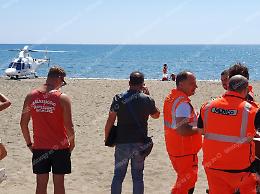 Dramma al lido, anziana stroncata da un malore in mare