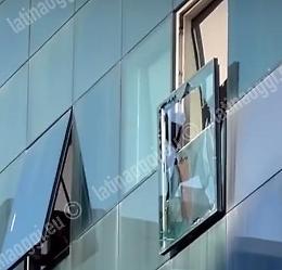 Si stacca una finestra dall'ufficio, momenti di paura al Latinafiori