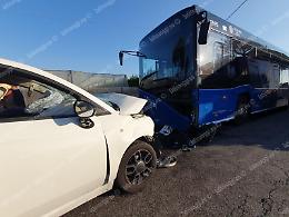 Tragico frontale tra auto e bus, muore un uomo di 54 anni