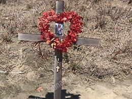 Latina, una croce in spiaggia per ricordare Franco, l'eroe del mare