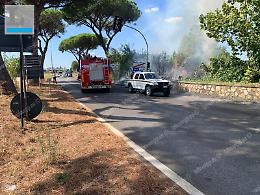 Incendio lungo la via Appia, vigili del fuoco e protezione civile in azione