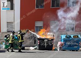 Cassonetto della carta in fiamme, Vigili del Fuoco al lavoro in centro