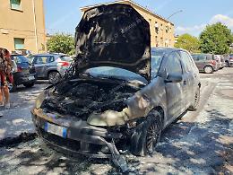 Parcheggiano l'auto e prende fuoco, paura in centro