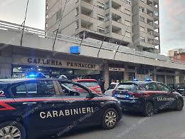 Straniero afferra una bimba, rischia il linciaggio: portato in caserma