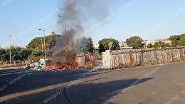 Emergenza rifiuti, a fuoco un altro cassonetto