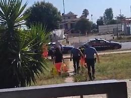 Inquilino molesto, oltre 30 condomini in rivolta: la protesta in strada