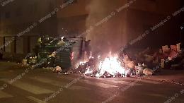 Ancora rogo di rifiuti in pieno centro cittadino